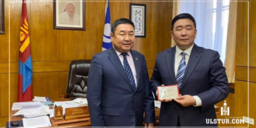 Д.Мөнх-Эрдэнэ Бүлгийн зөвлөхөөр томилогдоод ордноос гарч амжаагүй байтал намаасаа хөөгдөв