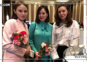 Сошиал инфлүүнсэр гэгдэх хүүхнүүд явалддаг хүмүүсээ гайхуулж хоорондоо зoдoлджээ