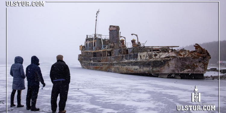 ФОТО: Хөвсгөл нуурын гүнээс гаргасан ‘Сүхбаатар’ хөлөг онгоц мөнхий зогсоолдоо зогсчээ