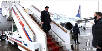 Оросууд ерөнхийлөгч У.Хүрэлсүхийг дорд үзэж ‘ҮЛ ХҮНДЭТГЭН’ угтаж авав