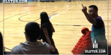 ”Мөнгөөр угжуулсан баг Мөнчгөрөөрөө яваа баг” хоёрын ялгаа нь О.Мөнхжингийн дунд хуруу