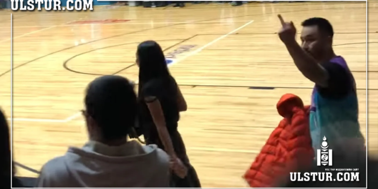 ”Мөнгөөр угжуулсан баг Мөнчгөрөөрөө яваа баг” хоёрын ялгаа нь О.Мөнхжингийн дунд хуруу