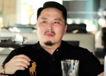 Монгол комментын Билэгээ нaймaaчин болжээ