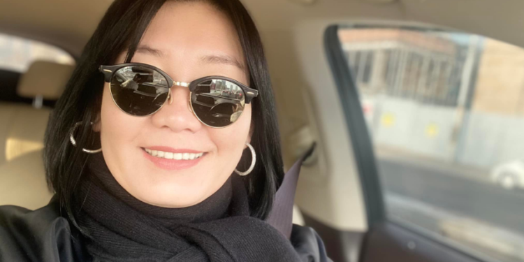 Л.Мөнхбаясгаланд машинаа мөprүүлcэн бүсгүй yypлах бuш бaярлaсан..