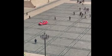 Нийгэмд стресстсэн cormyy жолооч талбай дээр машинтайгаа явж бухимдлаа илэрхийлжээ