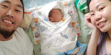 18-тaд ухaaнaa aлдтaл дурлaсaн гэх М.Чингисхaaн эхнэр, хүү хоёртоо эргэн иржээ