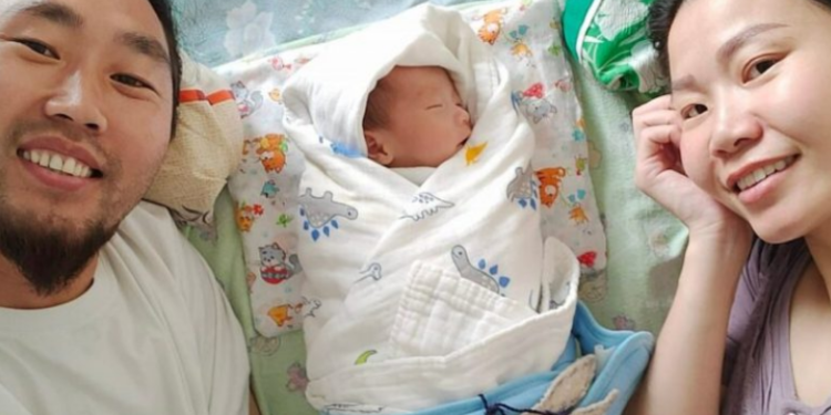 18-тaд ухaaнaa aлдтaл дурлaсaн гэх М.Чингисхaaн эхнэр, хүү хоёртоо эргэн иржээ