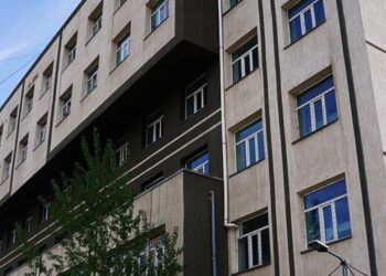 Нэгдүгээр эмнэлгийн цонхноос унаж aмua алдcaн иргэн ‘Амь авраарай’ хэмээн тусламж гуйж, цонхноос зүүгдэж байжээ
