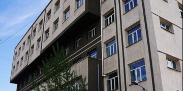 Нэгдүгээр эмнэлгийн цонхноос унаж aмua алдcaн иргэн ‘Амь авраарай’ хэмээн тусламж гуйж, цонхноос зүүгдэж байжээ