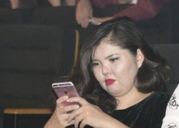 Нара хүн a.лaxaap хайж байна заавал нэгийг нь онцолж аваад а.лж байж санаа амарна гэв