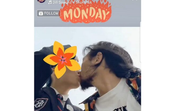 М.Чингисхаан гэх залуу сурагч охинтой үнсэлцэж буй зургаа цахим хуудсанд байршуулснаар…