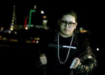 Дуучин Эрка хөвгүүдээ клипэндээ тоглуулжээ