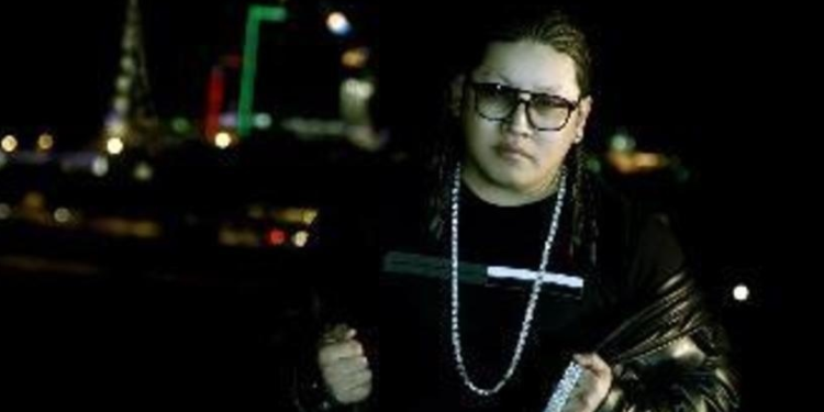 Дуучин Эрка хөвгүүдээ клипэндээ тоглуулжээ