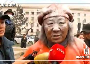 Бичлэг: Д.Сосорбарамыг зайл хэмээн гурил цацав