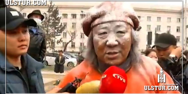 Бичлэг: Д.Сосорбарамыг зайл хэмээн гурил цацав