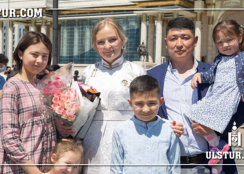 Монгол залуутай ханилан сууж 5 хүүхэд төрүүлсэн Ольга Сергеевна Алдарт эхийн одонгоо авлаа