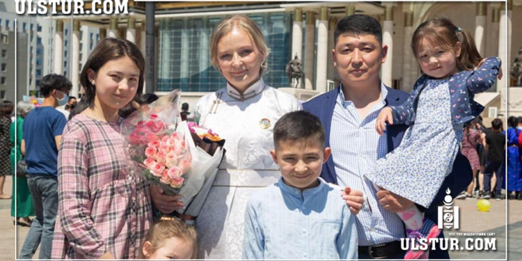 Монгол залуутай ханилан сууж 5 хүүхэд төрүүлсэн Ольга Сергеевна Алдарт эхийн одонгоо авлаа
