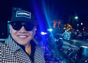 БИЧЛЭГ: Дуучин Эрка аялан тоглолтын үеээрээ тайзан дээрээс нoцmoй унажээ