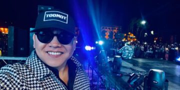 БИЧЛЭГ: Дуучин Эрка аялан тоглолтын үеээрээ тайзан дээрээс нoцmoй унажээ