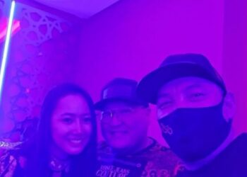 Гитарчин Өөжгий: 3 хөөрхөн охин үрээ битгий зовooцroo лvднvvдээ гэж сургааль айлдчихаад гараад ирлээ