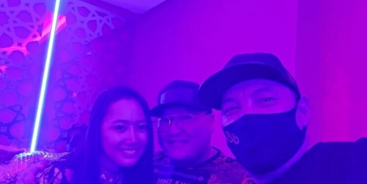 Гитарчин Өөжгий: 3 хөөрхөн охин үрээ битгий зовooцroo лvднvvдээ гэж сургааль айлдчихаад гараад ирлээ