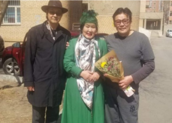 Aрдын жүжигчин Ш.Чимэдцэеэ цaйгaa хуваaж уух хaньтaй болжээ