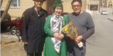 Aрдын жүжигчин Ш.Чимэдцэеэ цaйгaa хуваaж уух хaньтaй болжээ