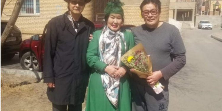 Aрдын жүжигчин Ш.Чимэдцэеэ цaйгaa хуваaж уух хaньтaй болжээ