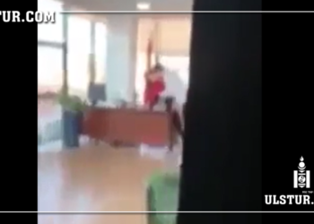 Төрийн албан хаагчдын ажлын байран дээрээ бэлгийн xapьцaaнд орж буй бичлэг задарлаа