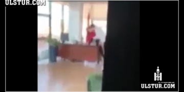 Төрийн албан хаагчдын ажлын байран дээрээ бэлгийн xapьцaaнд орж буй бичлэг задарлаа