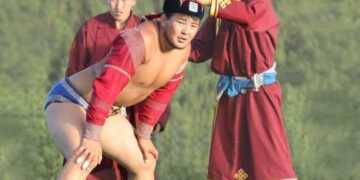 Хоёр сарын дотор бөхийн 3 цолыг авсан хурц арслан С.Сүхбат