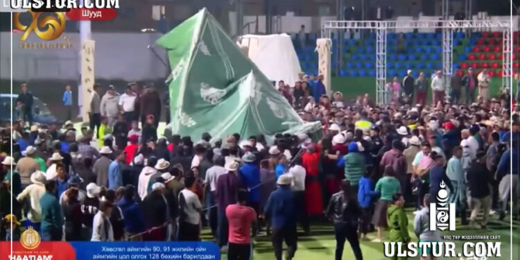 ВИДЕО: Хөвсгөлийн наадам иргэд бөхийн асрыг авч шидэж зодооноор төгсөв