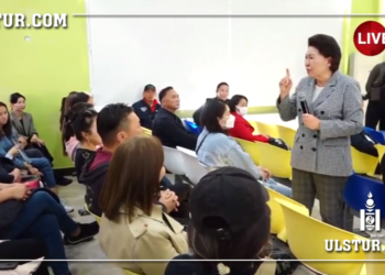 Ж.Соронзон захирал эцэг, эхчүүдийн төлөөллөөр танхим дүүргүүлж өөрийн буруугүй тухай алга ташуулан лекц уншиж байна