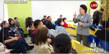 Ж.Соронзон захирал эцэг, эхчүүдийн төлөөллөөр танхим дүүргүүлж өөрийн буруугүй тухай алга ташуулан лекц уншиж байна