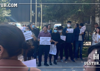 Орос 3-р сургуулийн эцэг эхчүүд Ж.Соронзон захирлыг өмгөөлөн БШУЯ-ны гадаа жагсаж байна