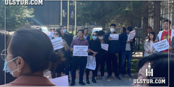 Орос 3-р сургуулийн эцэг эхчүүд Ж.Соронзон захирлыг өмгөөлөн БШУЯ-ны гадаа жагсаж байна