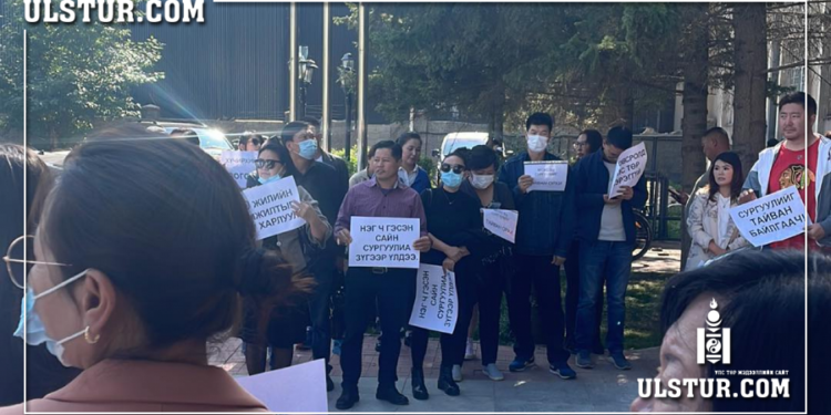 Орос 3-р сургуулийн эцэг эхчүүд Ж.Соронзон захирлыг өмгөөлөн БШУЯ-ны гадаа жагсаж байна