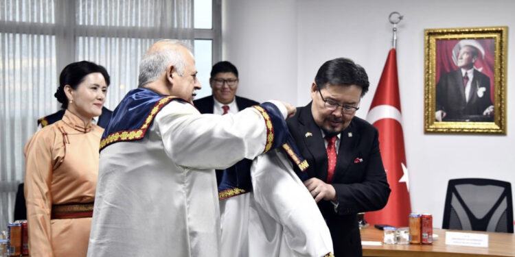 УИХ-ын дарга Г.Занданшатарт Туркийн их сургуулиас хүндэт доктор цол олгов