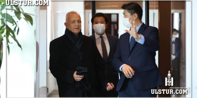 Чингис хаан одонг Монгол хүнд биш анх удаа гадаад хүнд олгоно гэв үү ?