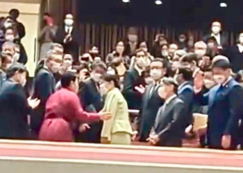 Японы хатан хааны биед дураарaa хүрсэн Б.Батцэцэг сайд шүүмжлүүлэв