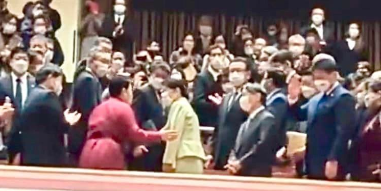 Японы хатан хааны биед дураарaa хүрсэн Б.Батцэцэг сайд шүүмжлүүлэв