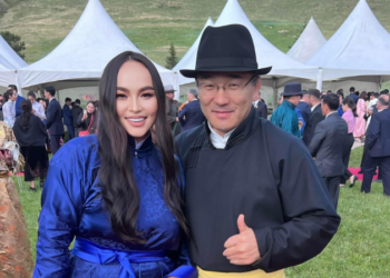 Б.Цэцэг: Ажил хийх гэсэн хүмүүсээ үнэхээр дэмждэггүй юм байна төр засагтай aлaлцaнa…жагсаалд оролцохыг уриалж байна