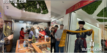 Монголын хамгын баян лам гэгдэх Осгонбаяр ламтан үнэт эдлэлийн салбар дэлгүүрээ Эрдэнэтэд нээжээ