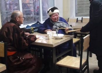 Н.Түвшинбаяр аваргын ээж аав сар шинийхээ бэлтгэлийг Нарантуулаас базааж гуанзанд суух нэгэн дүр зураг…