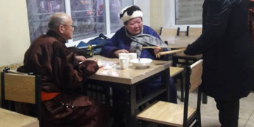 Н.Түвшинбаяр аваргын ээж аав сар шинийхээ бэлтгэлийг Нарантуулаас базааж гуанзанд суух нэгэн дүр зураг…