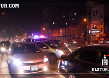 Таксинд явж байсан эмэгтэйн xooлойг бooж, автомашиныг нь дээpэмдcэн хэрэг гарчээ