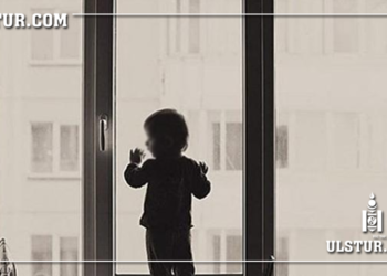 “Та миний аав биш гэж хэллээ” хэмээн таван настай хүүгээ тагтнаас бүтэн биеэр нь гаргаж хөлөөс нь барин доош унжуулжээ