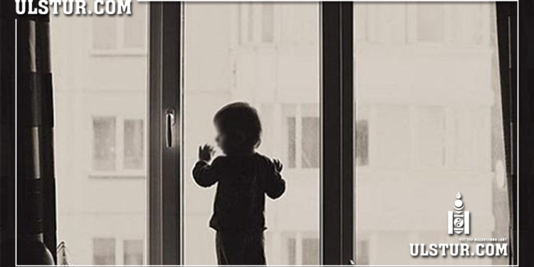 “Та миний аав биш гэж хэллээ” хэмээн таван настай хүүгээ тагтнаас бүтэн биеэр нь гаргаж хөлөөс нь барин доош унжуулжээ