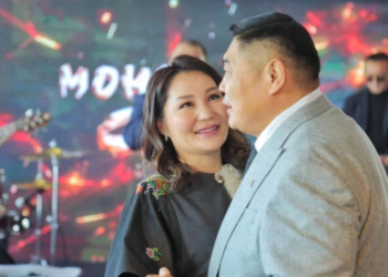 Кёкүшюзан Батбаярын анхны эхнэр П.Буянбилэг дуучин Т.Баясгаланд хатуухан сануулга өгчээ