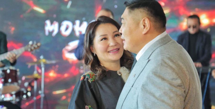 Кёкүшюзан Батбаярын анхны эхнэр П.Буянбилэг дуучин Т.Баясгаланд хатуухан сануулга өгчээ